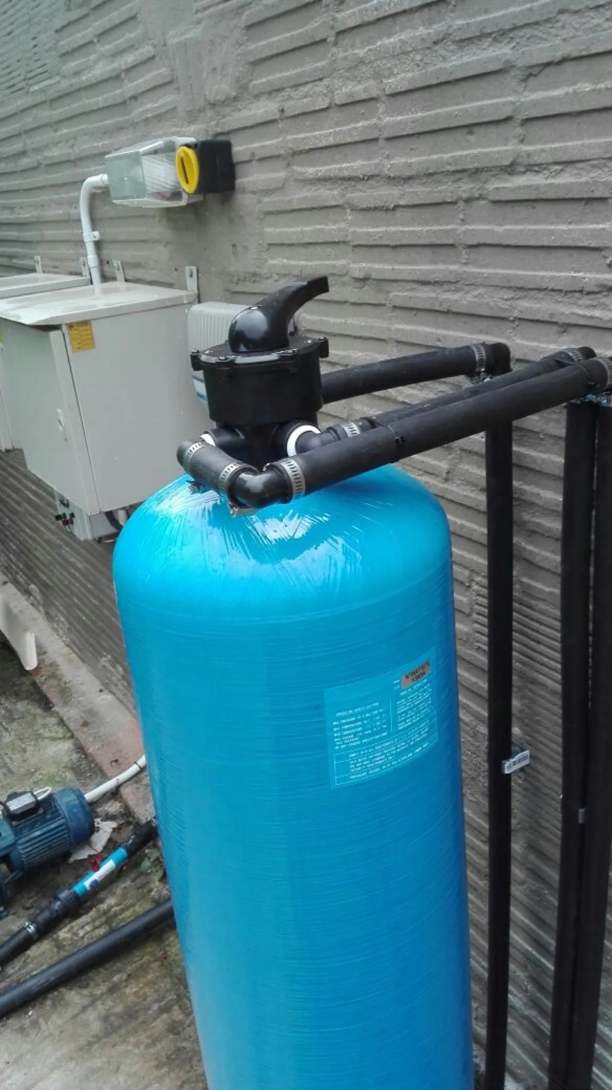 Filter vessel head and control valve with connecting pipework