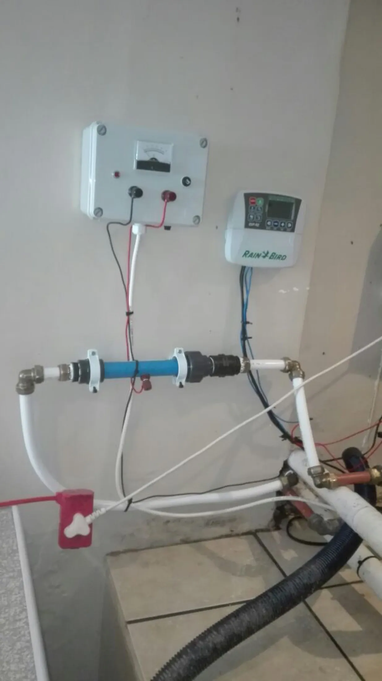 Wall-mounted control box connected to an inline conditioner